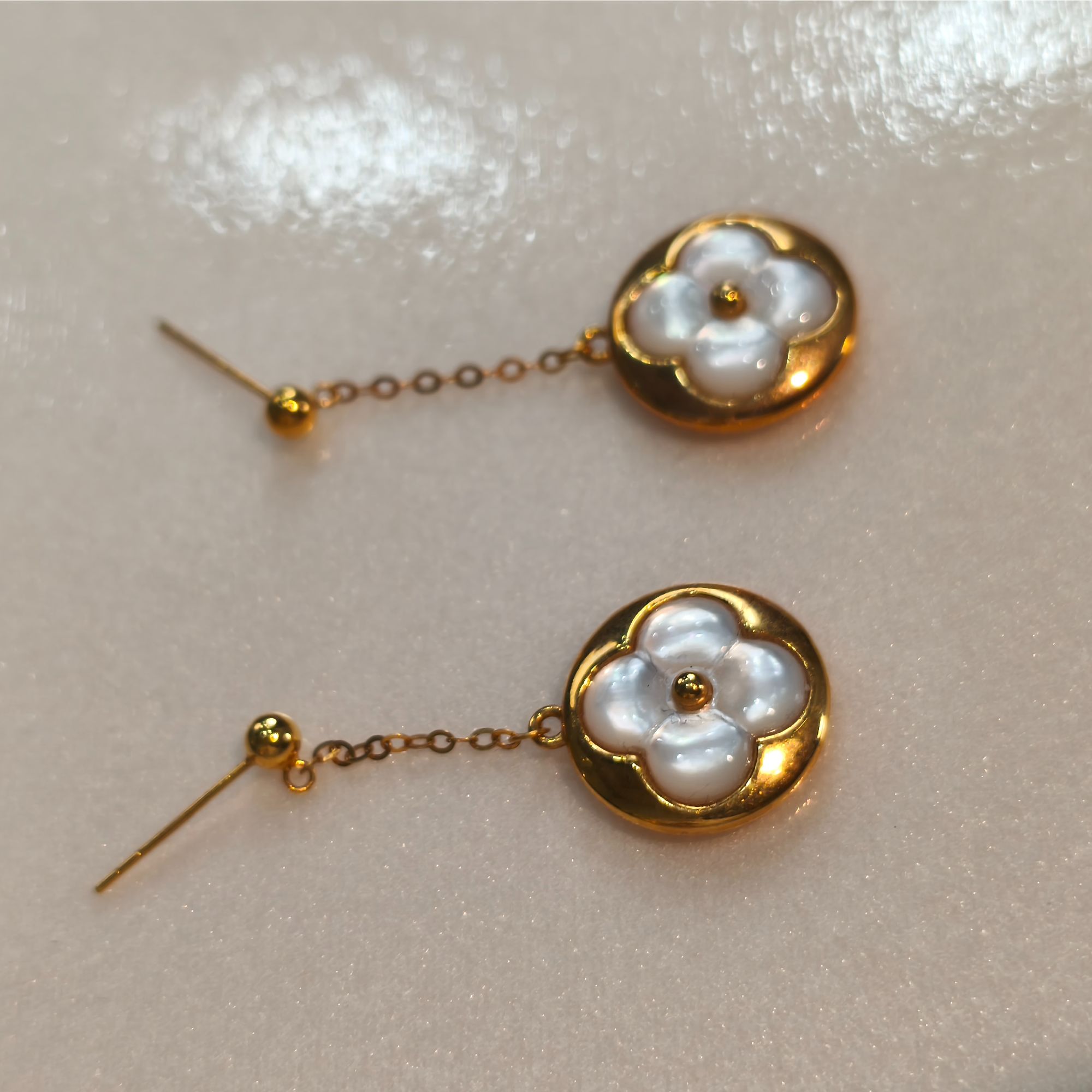 耳钉 18k金白贝母老花圆形耳钉  女士优雅精美时尚