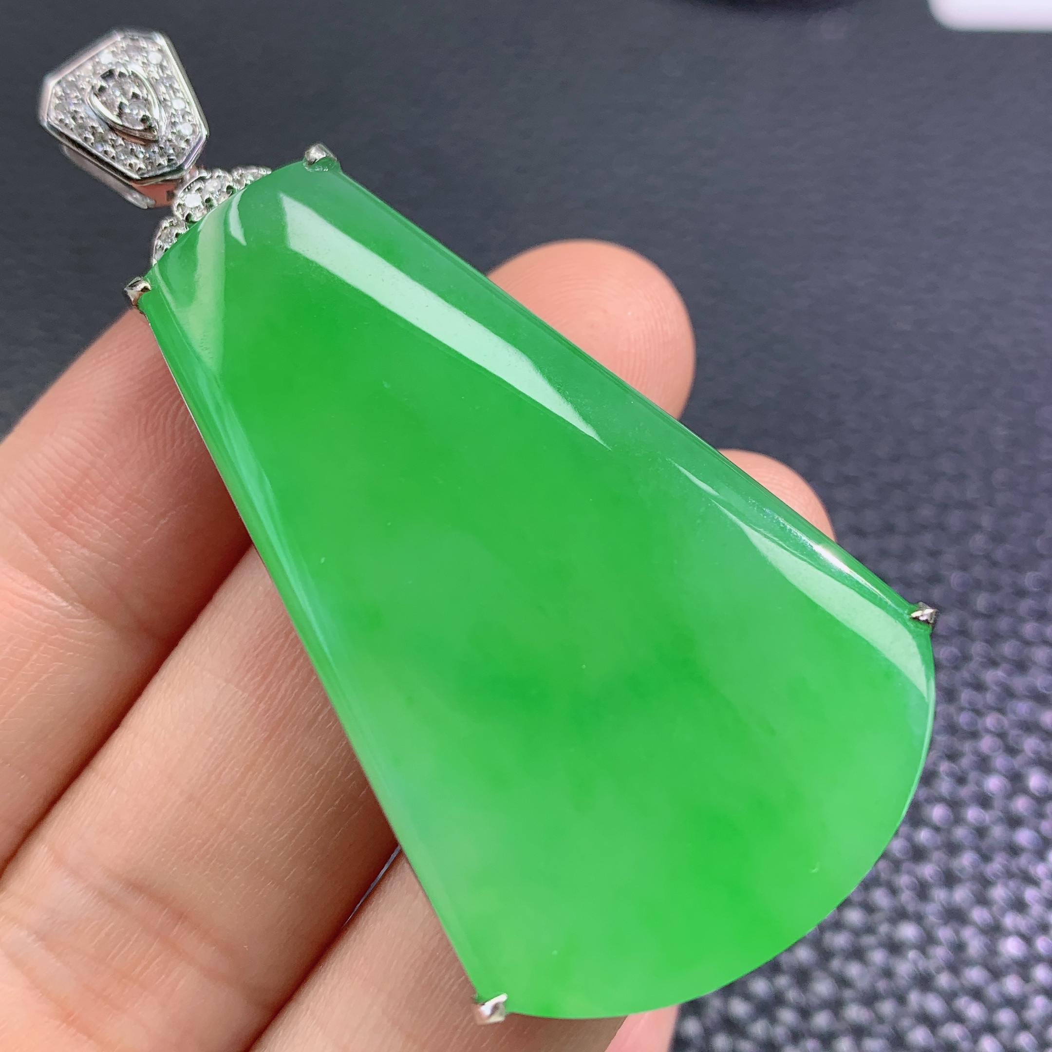  天然A货缅甸翡翠冰种满绿无事牌镶18k金加钻吊坠气质精美