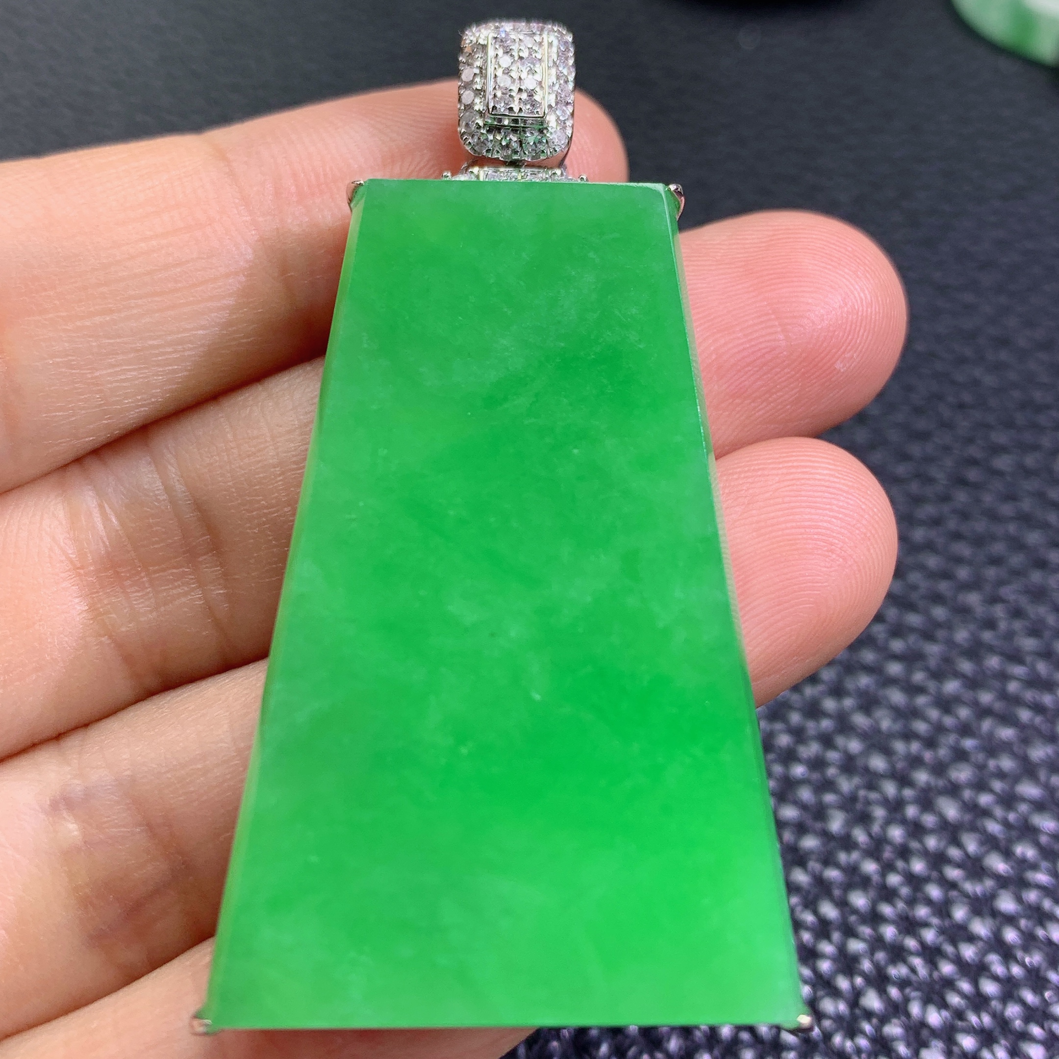 天然缅甸A货翡翠冰绿无事牌镶18k金加钻吊坠满绿冰绿挂坠