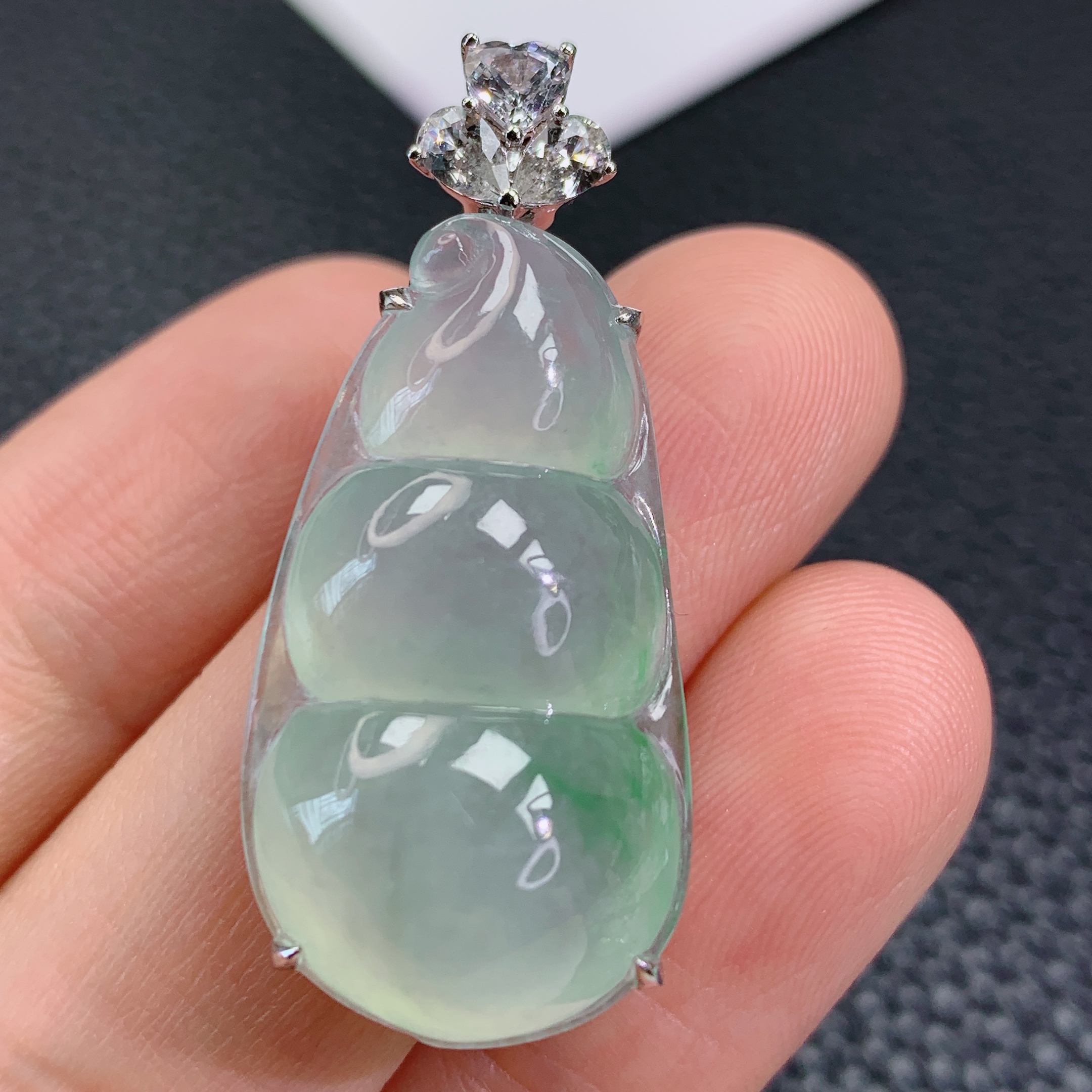  天然缅甸A货翡翠冰种飘花福豆镶嵌18k金吊坠厚装气质时尚冰透