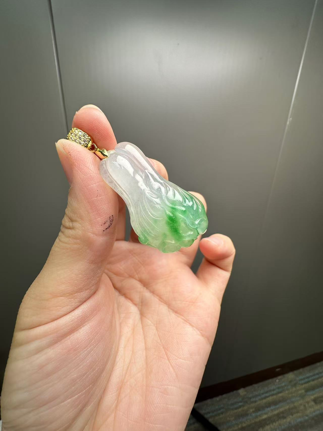 翡翠14k飘花白菜吊坠