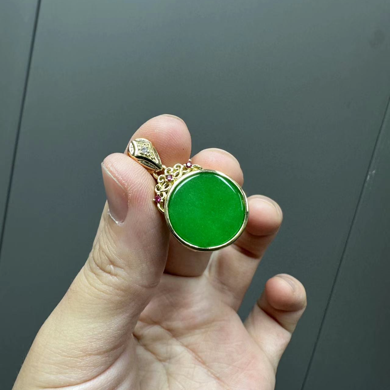 翡翠14k设计款祥云镶砖圆牌