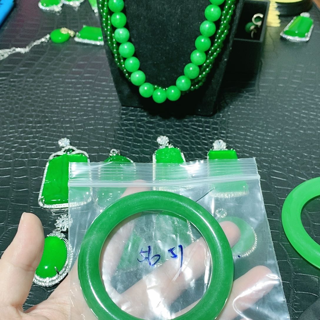 翡翠颈饰未镶嵌牧*我