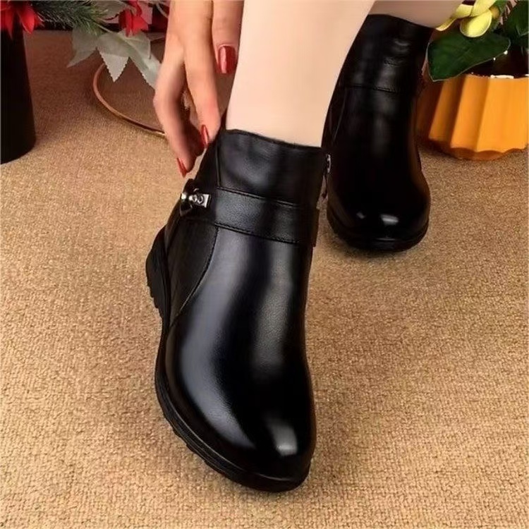 女士冬季防滑皮鞋2025新款软皮圆头平底加厚保暖休闲妈妈短靴女