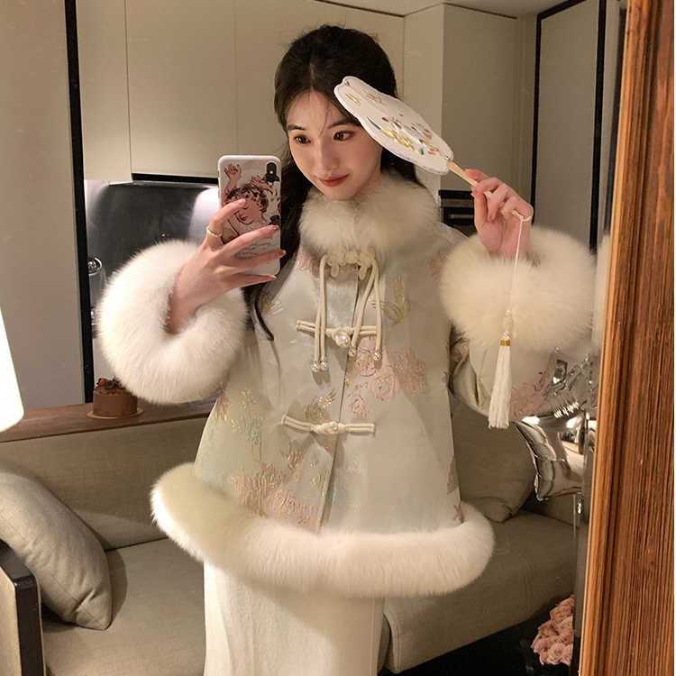 新中式绸缎刺绣年轻加厚棉服2025秋冬新款仿狐狸毛唐装外套女百搭