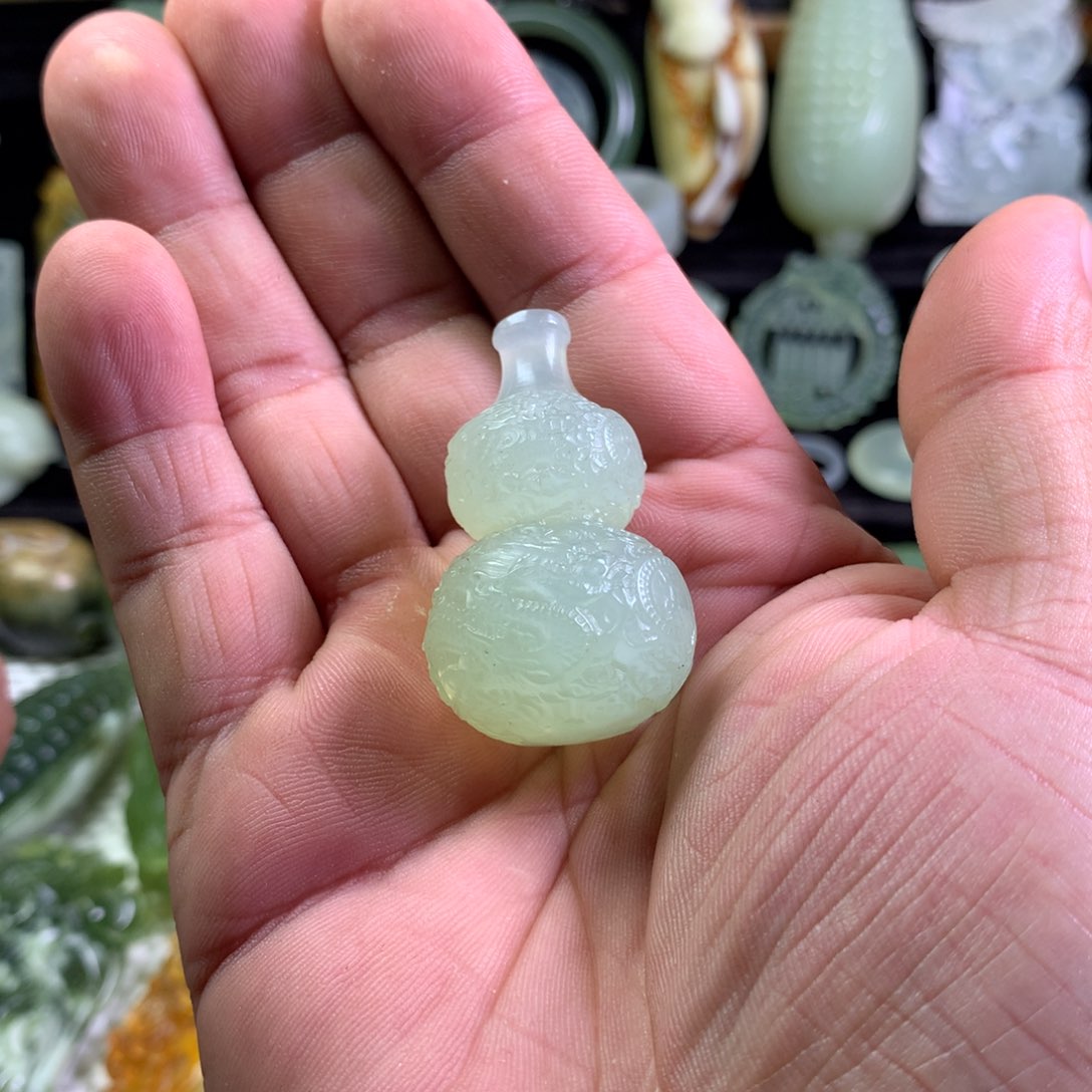 岫玉颈饰未镶嵌诗**意
