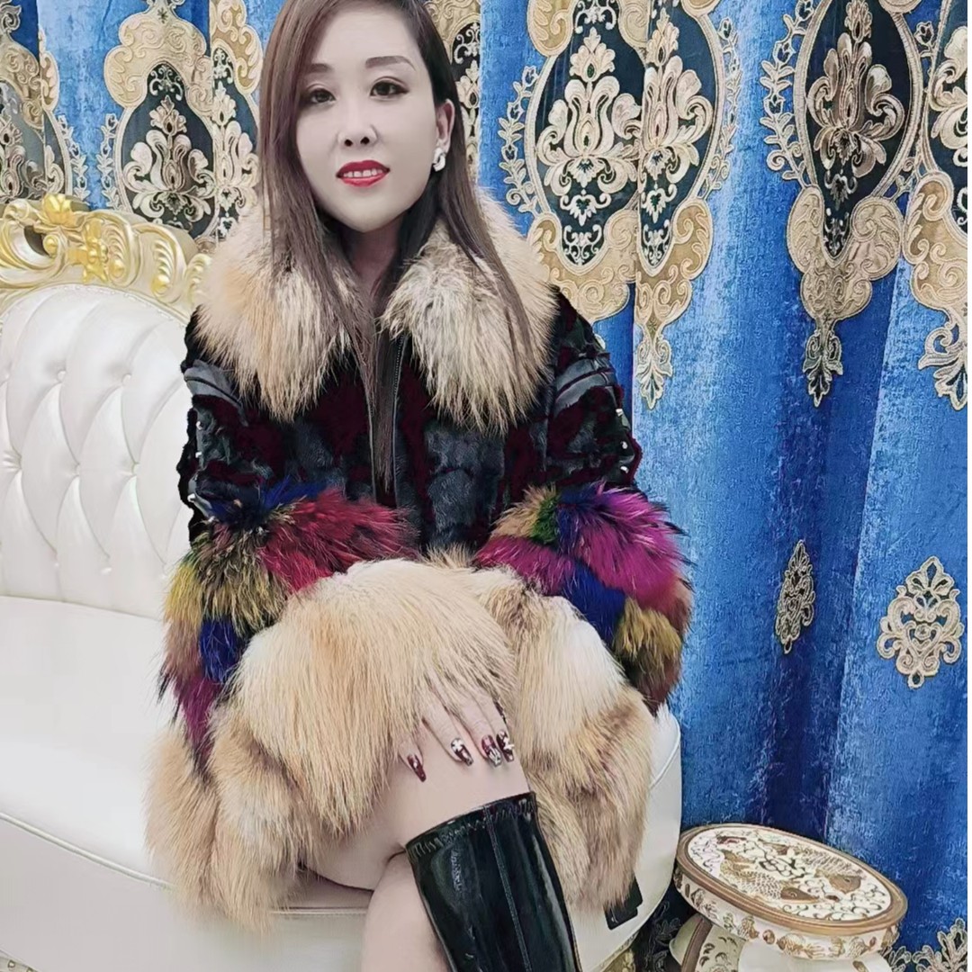 高端女款女装外套大毛领＋彩色下摆设计款