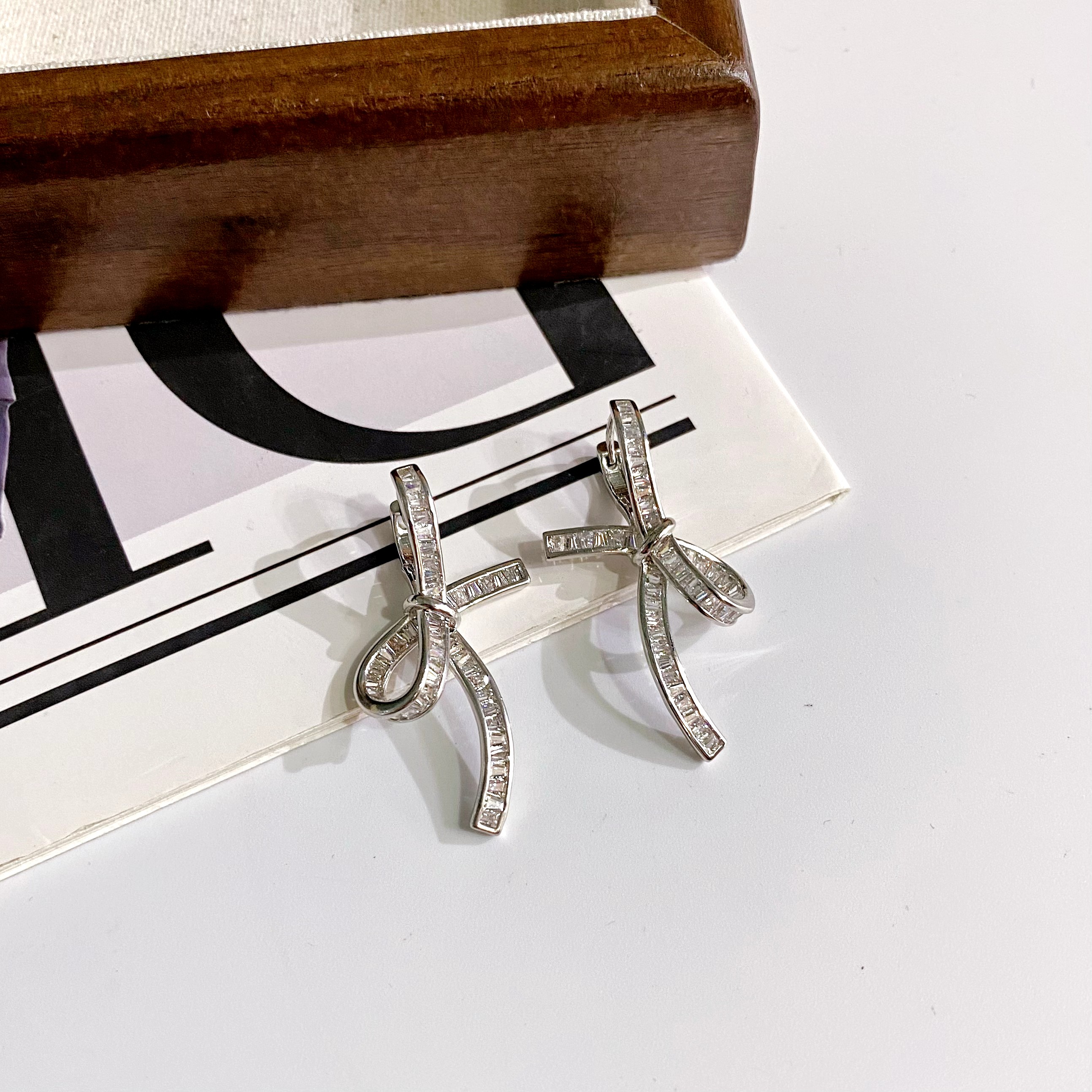 铜合金合成锆石耳饰 经典轻奢时尚蝴蝶结耳扣金色小众耳环精致