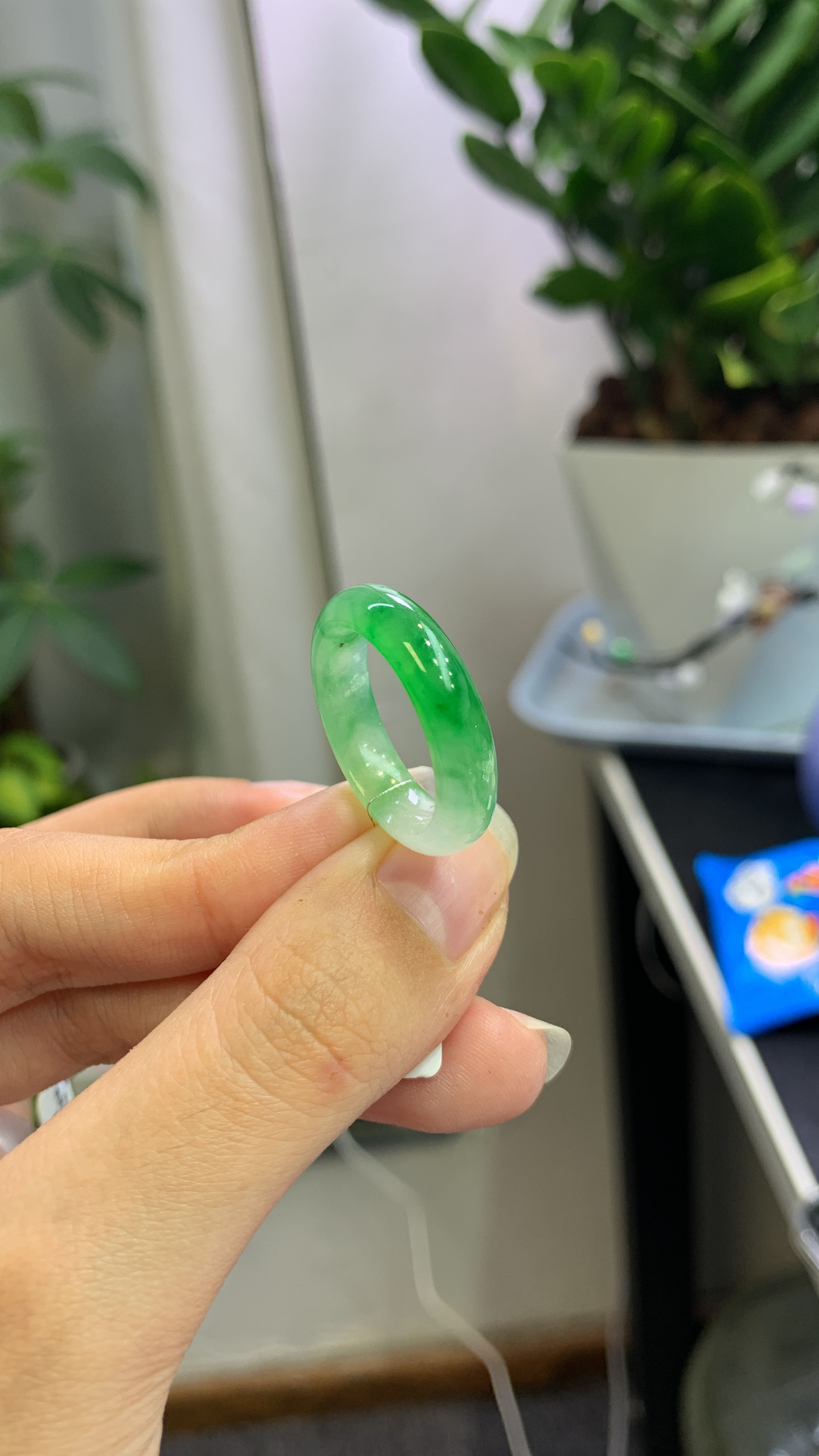 18-19圈口纯天然缅A翡翠戒圈阳绿