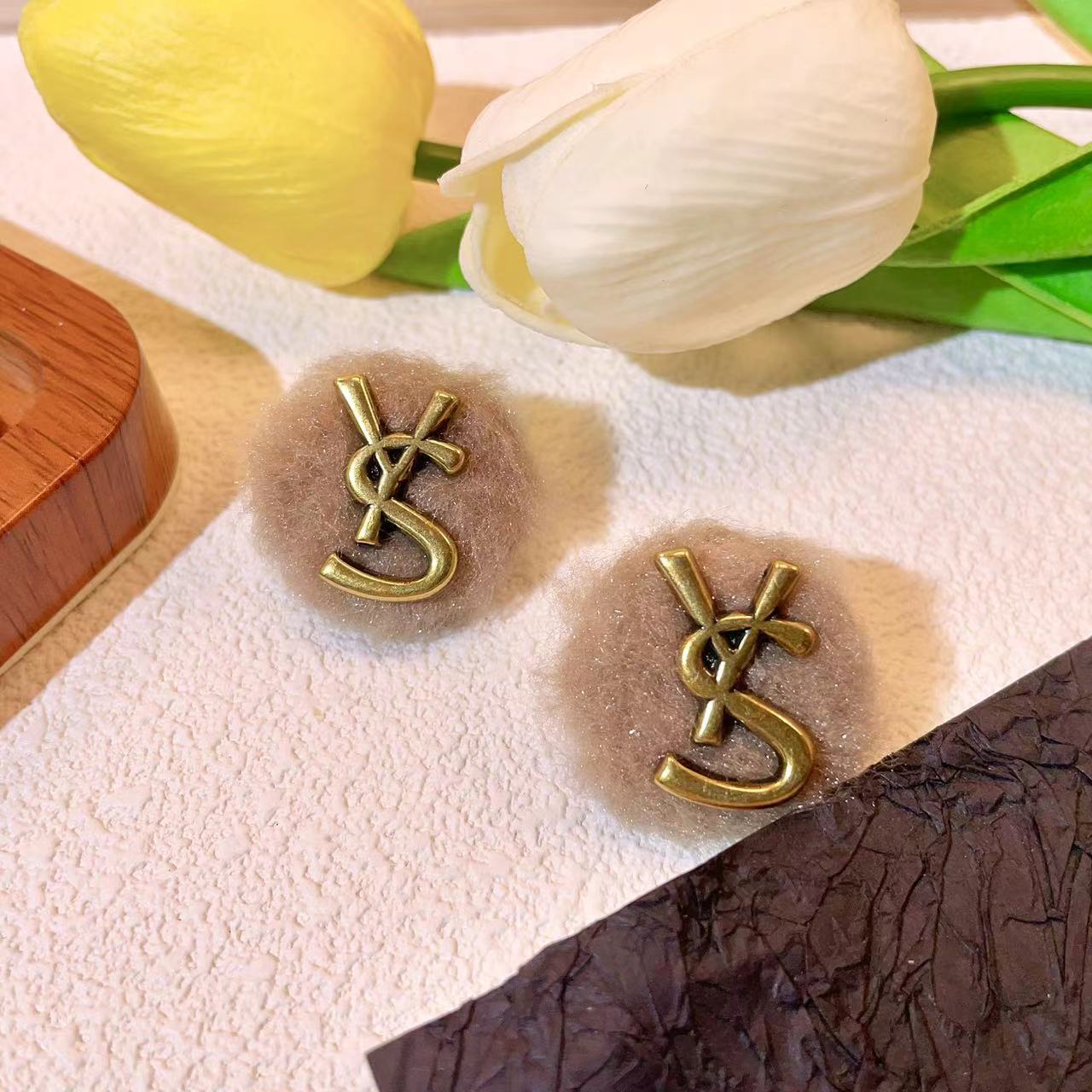 【咖色毛绒小香】字母耳钉女高级感气质耳环 W038