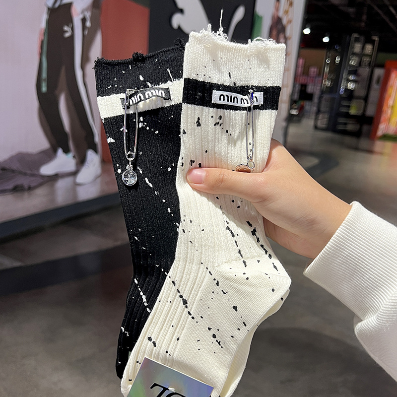 秋冬新款袜子女泼墨布标别针脏脏袜欧货轻奢女袜棉袜饰品袜装饰袜