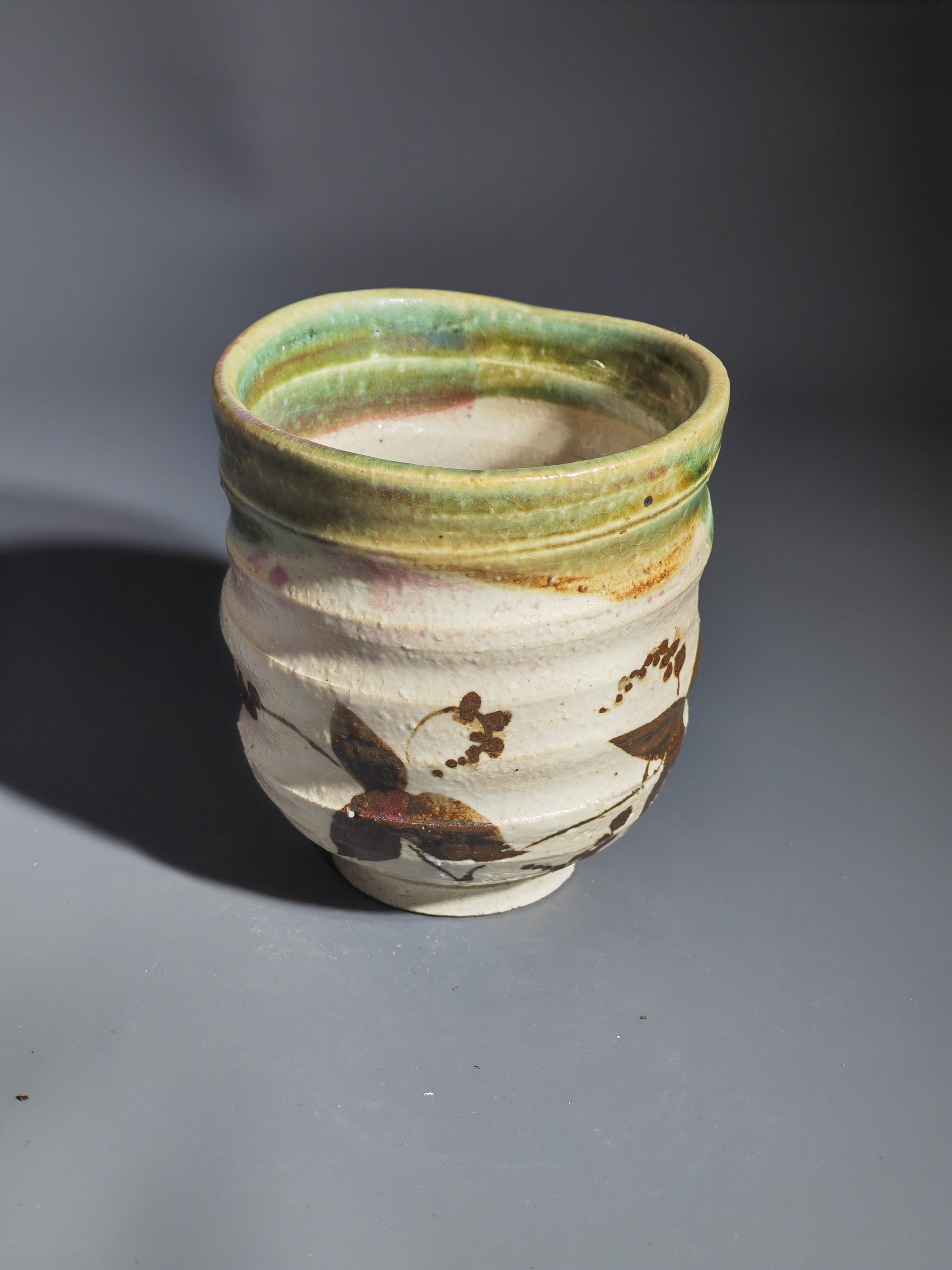 42手握杯很漂亮的草花纹画片杯子