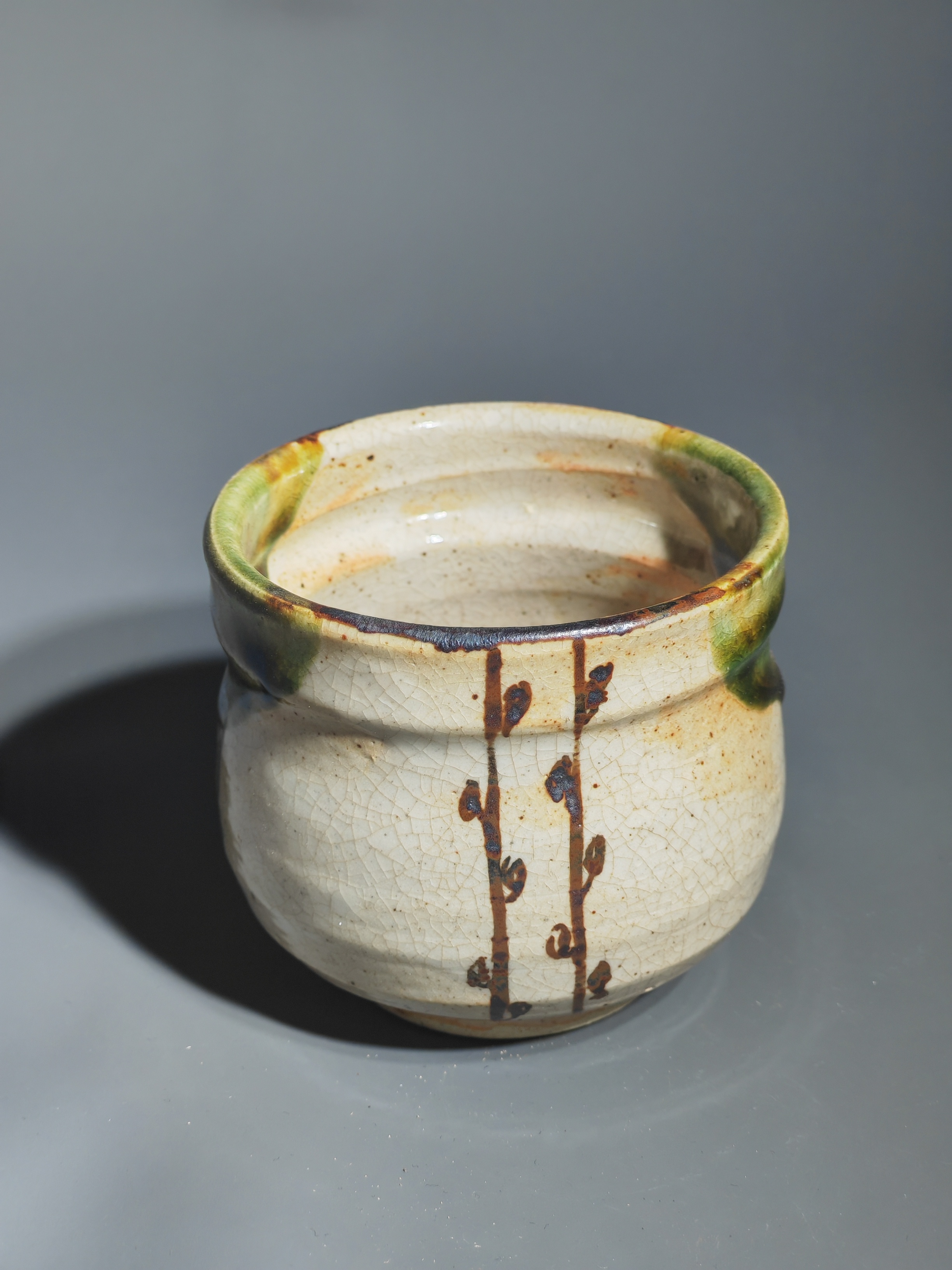 18青织部藤蔓中型茶杯