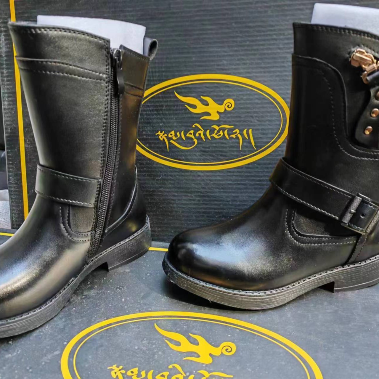 藏族小男孩靴子民族靴