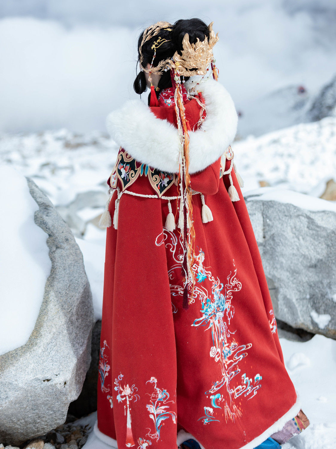 汉服斗篷女加绒长款保暖厚披风超仙古装刺绣连帽毛领披肩秋冬新款