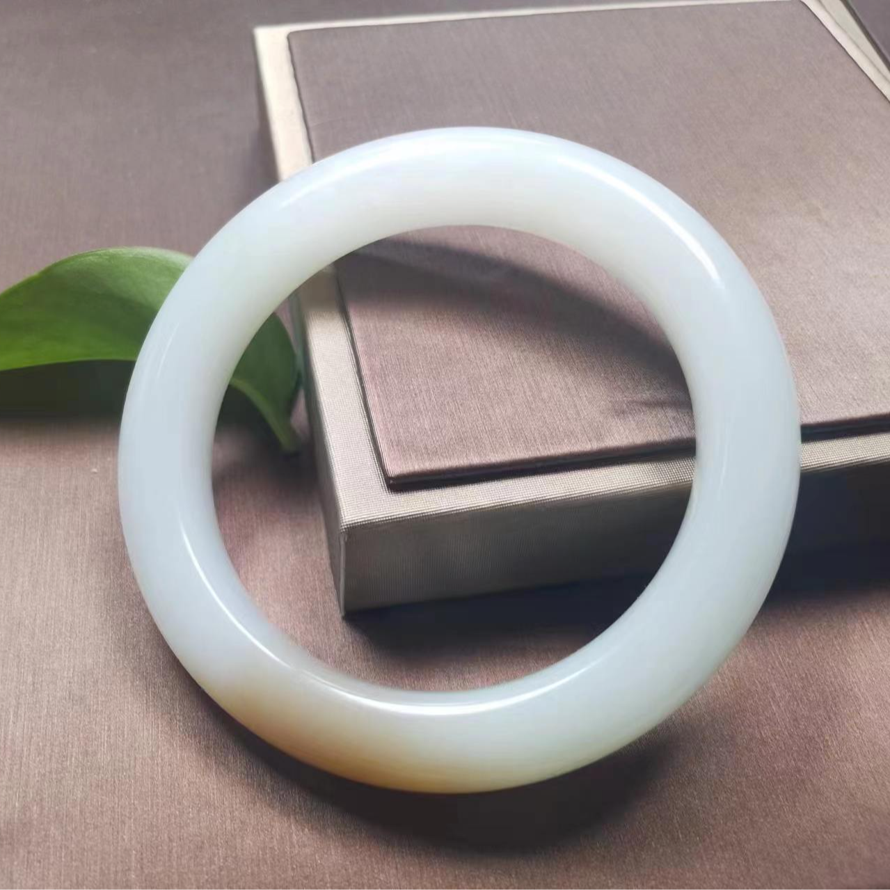 精美和田玉糖白手镯