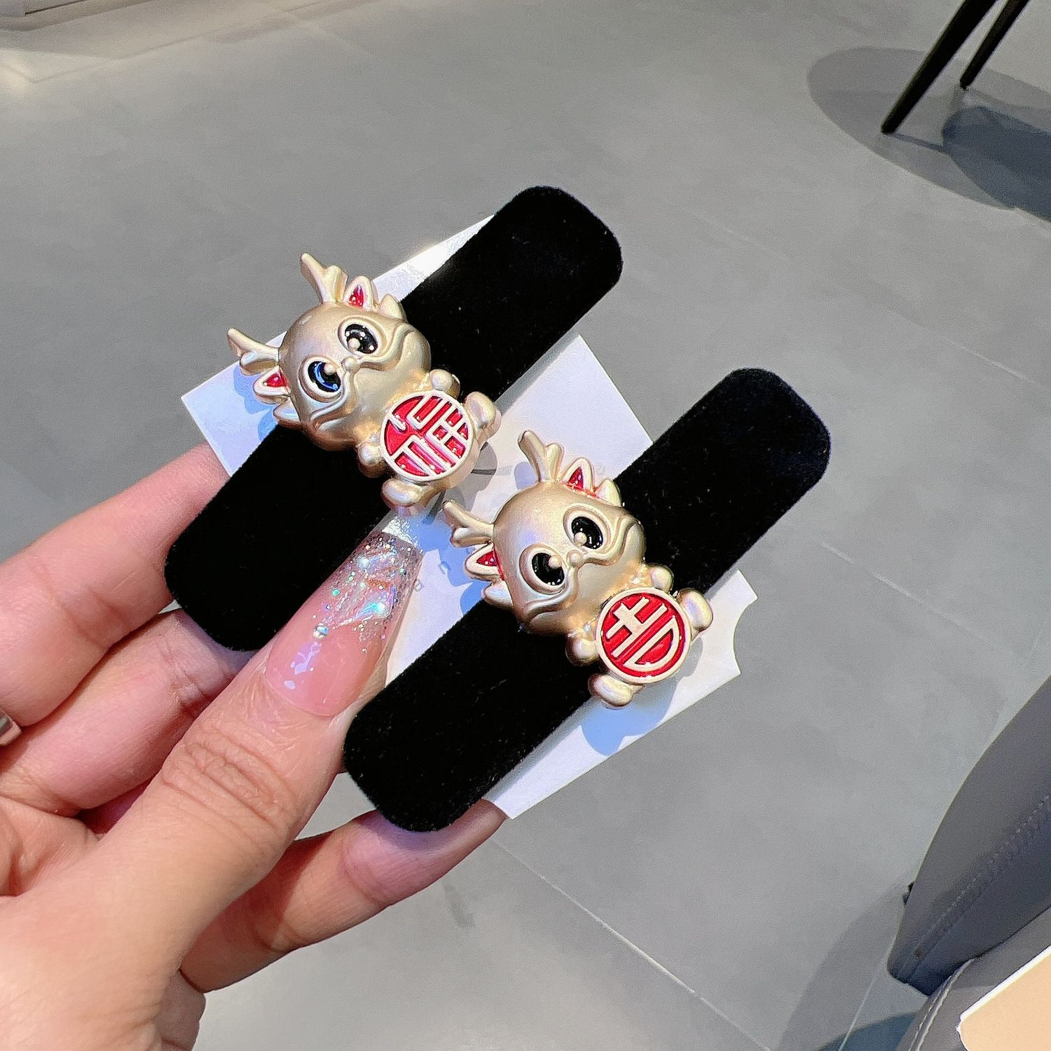新款龙年丝绒发夹刘海夹女侧边发卡优雅碎发边夹喜庆夹子头饰