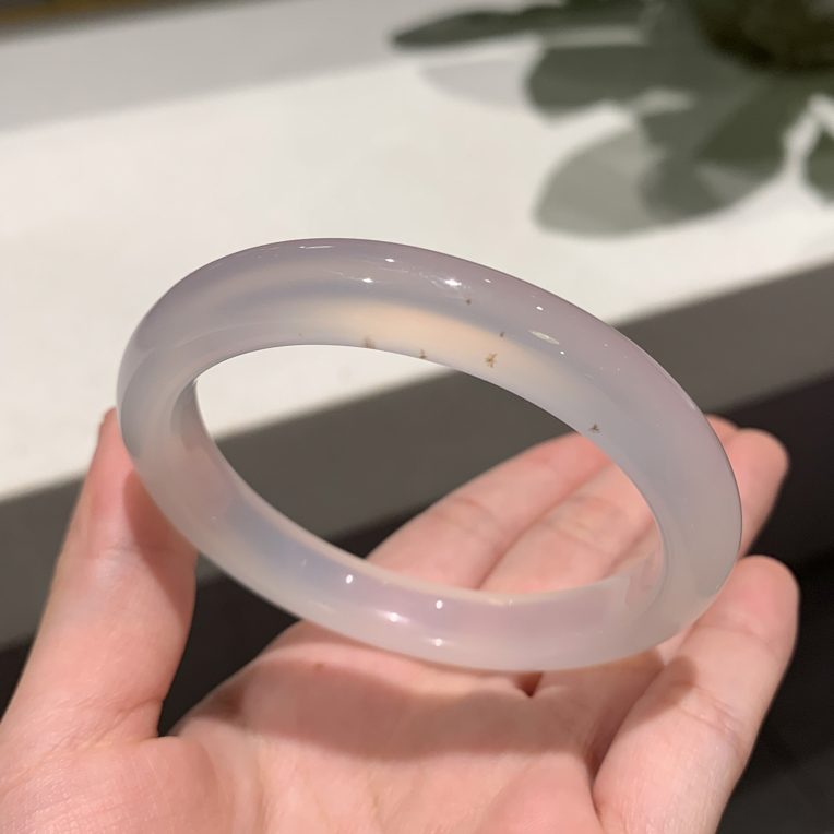 天然玛瑙白冰紫正圈～56➕圈口（洒金）