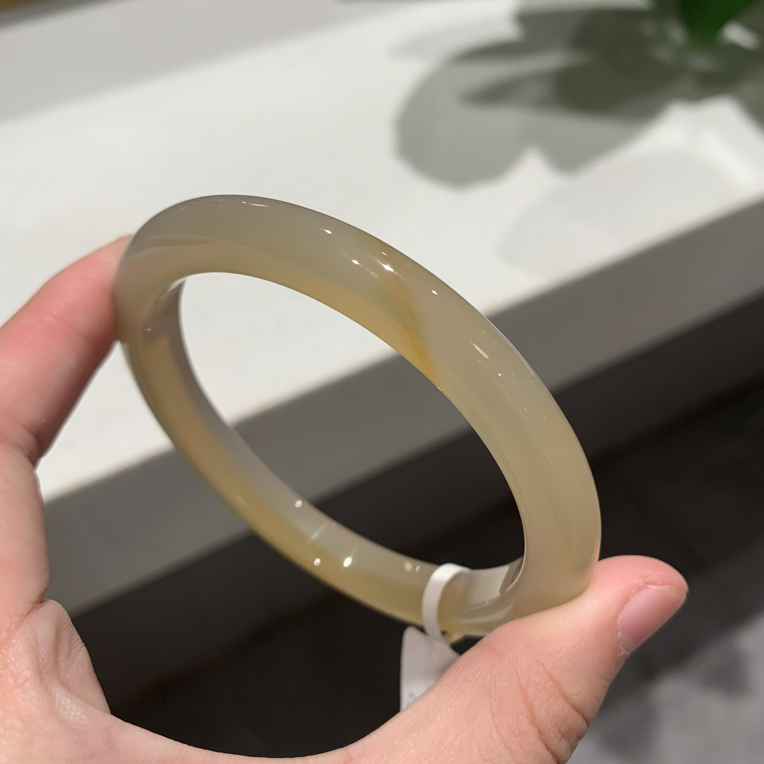 天然玛瑙香槟黄细条泥鳅背～59➕圈口（洒金）