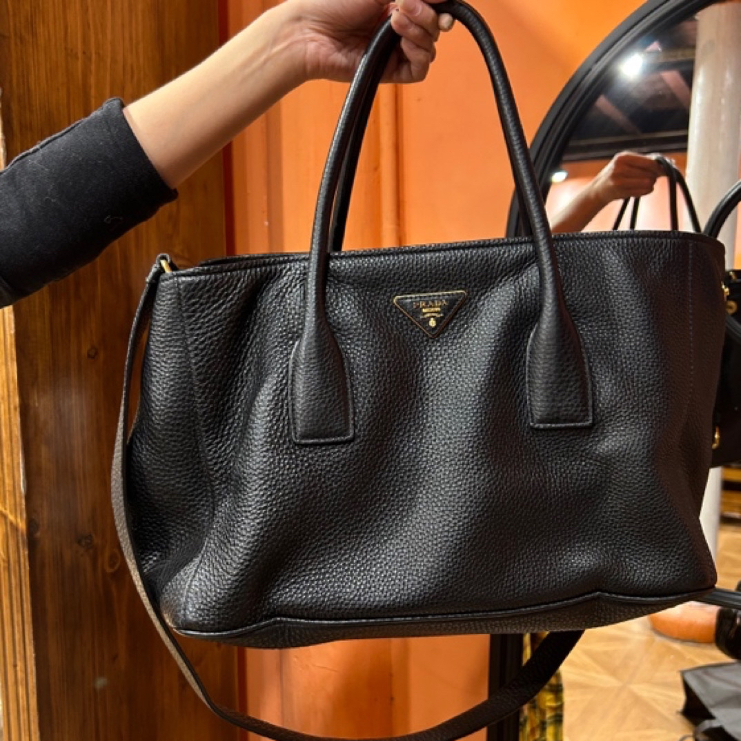 99新 Prada/普拉达 黑金手提斜挎包