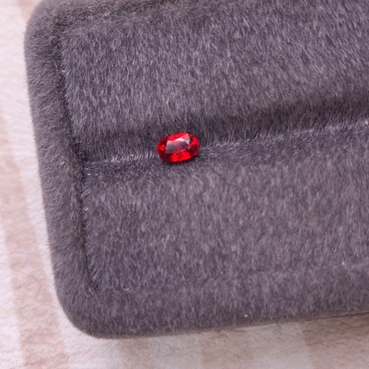 彩色蓝宝石裸石未镶嵌呆**?0.665克拉