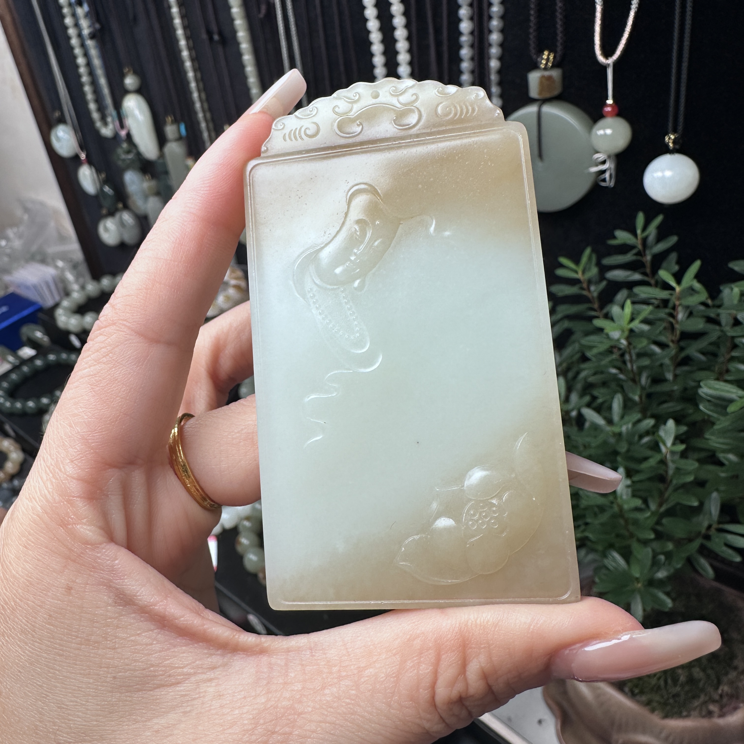 天然和田玉糖白观音牌