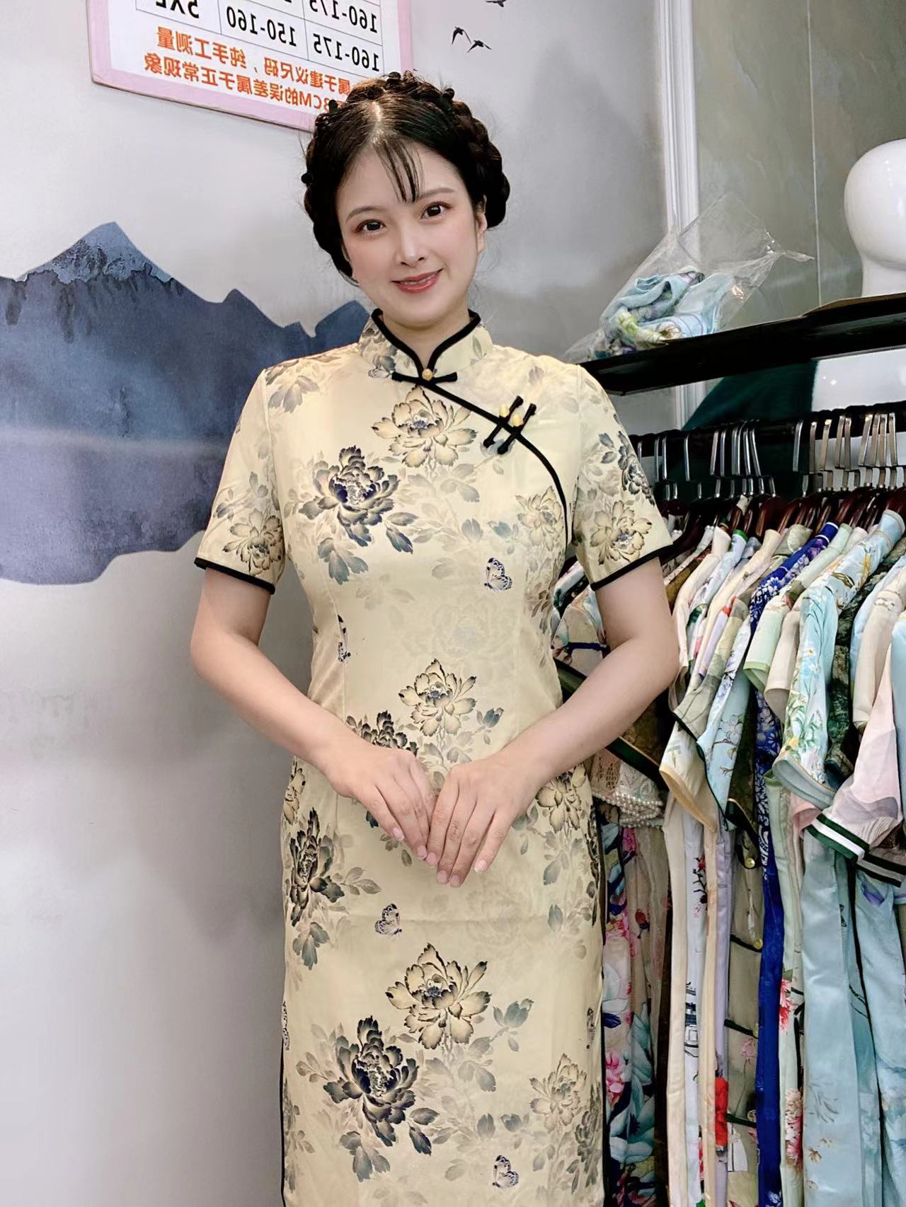 329  上新 卡码拍大 气质修身  单层姜黄色旗袍