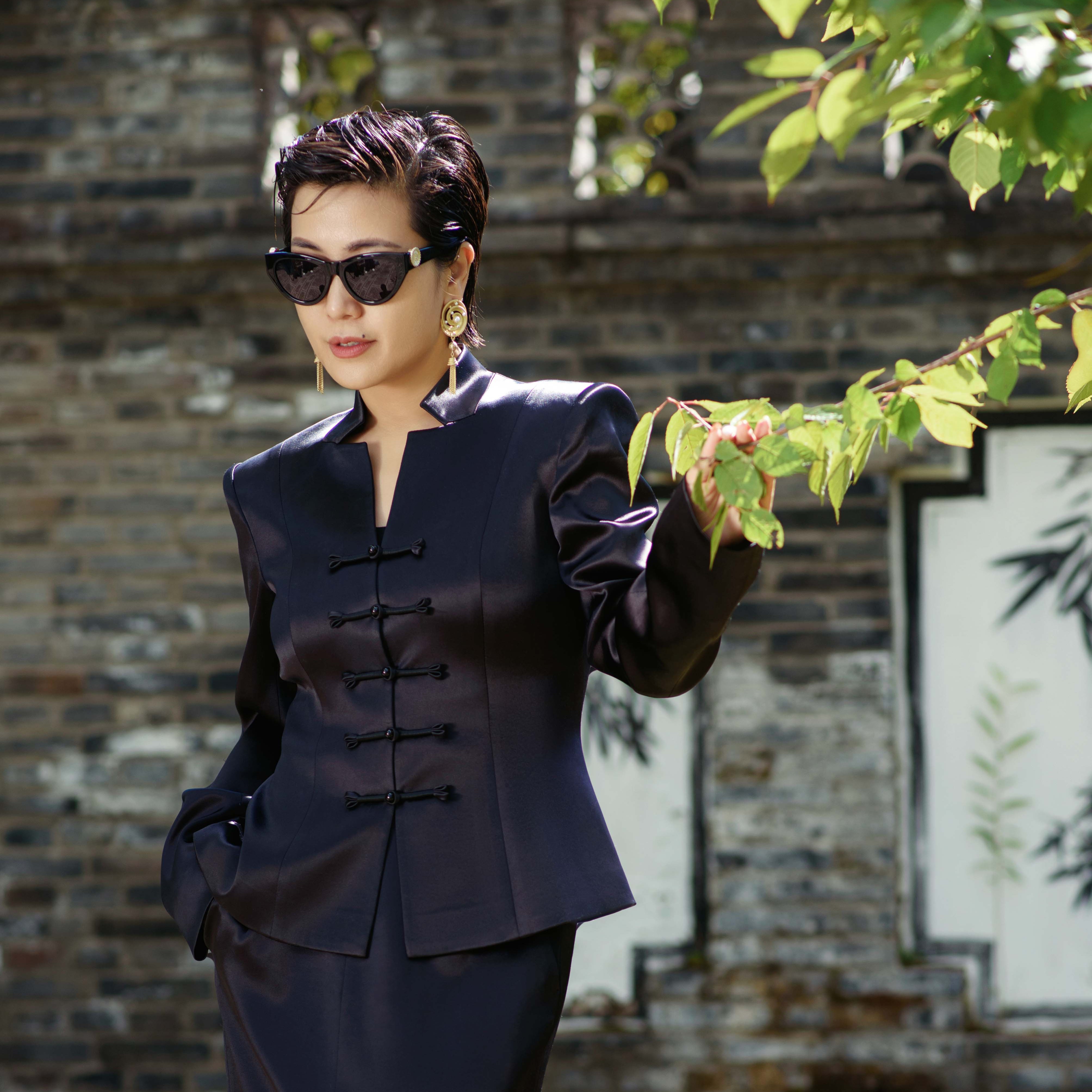 【顾文婷推荐】 玉琼国风 黑色五颗扣醋酸上衣 J22341281