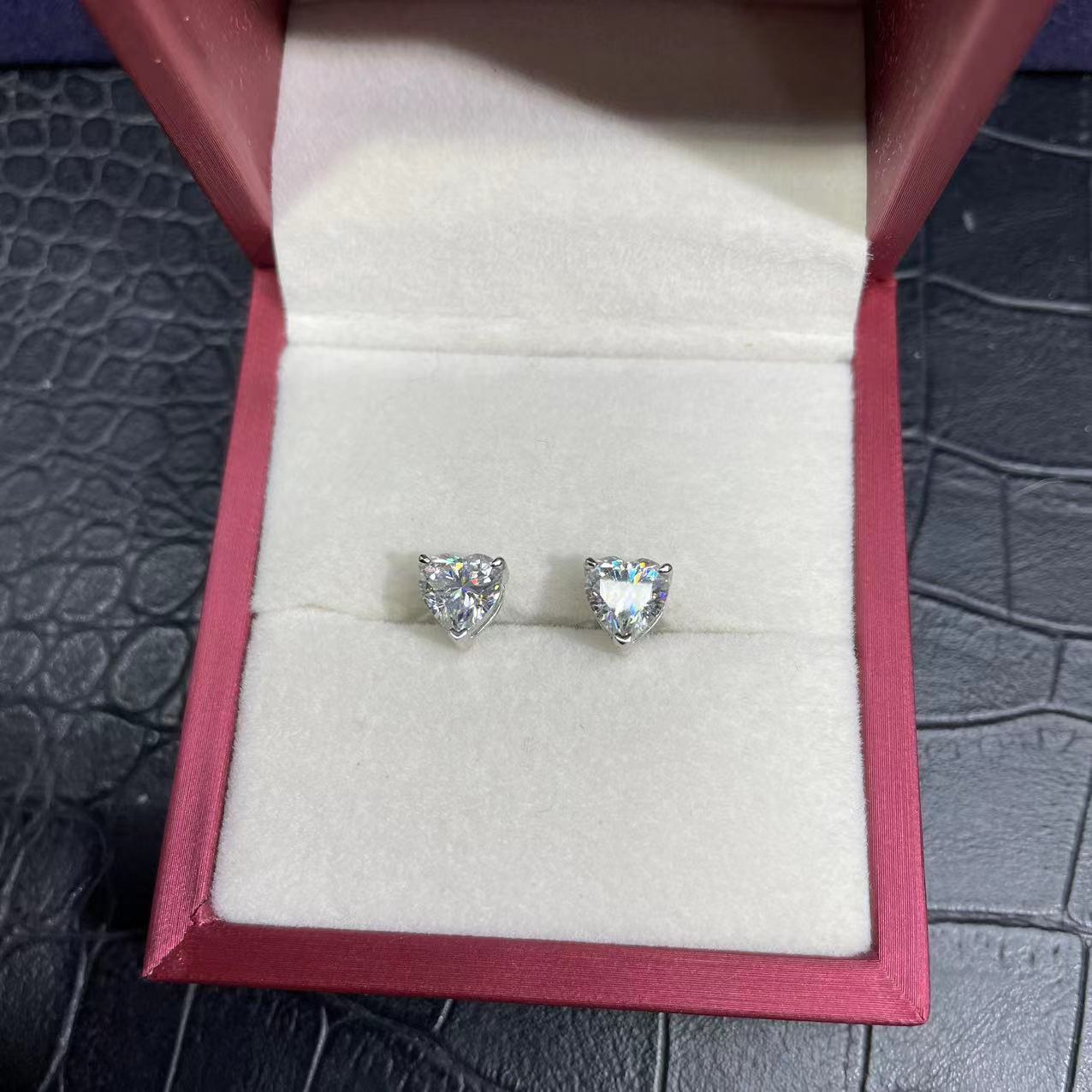 光爱心耳钉一克拉1ct-H