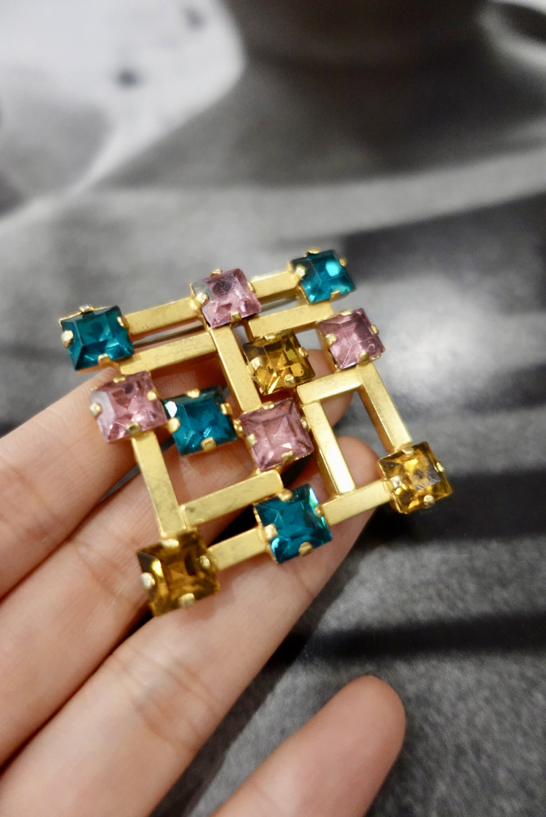 铜合金仿水晶胸针 Vintage几何镂空彩色莱茵石胸针