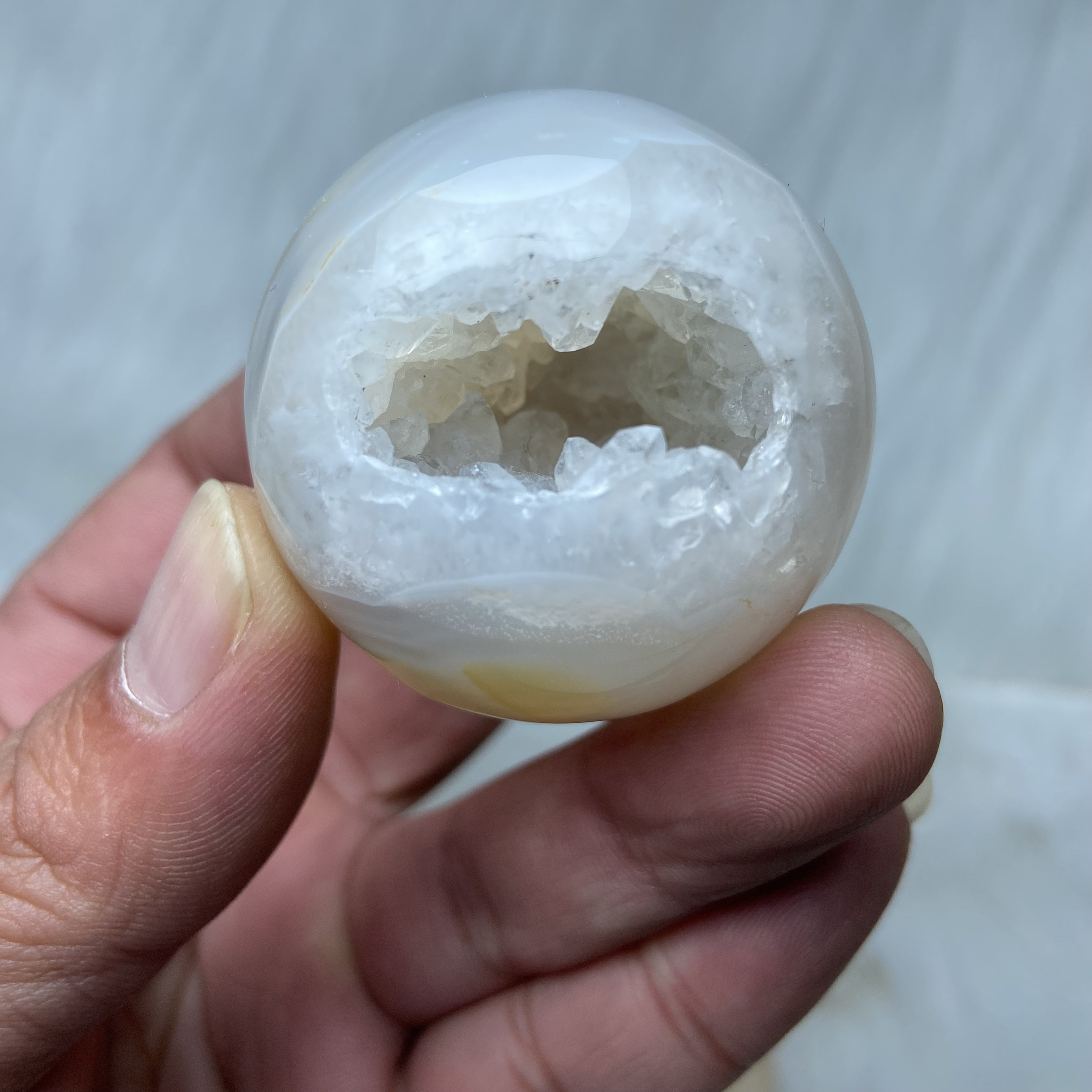 天然玛瑙原皮小开口笑摆件消磁居家办公原石摆件重108直径4.5厘米