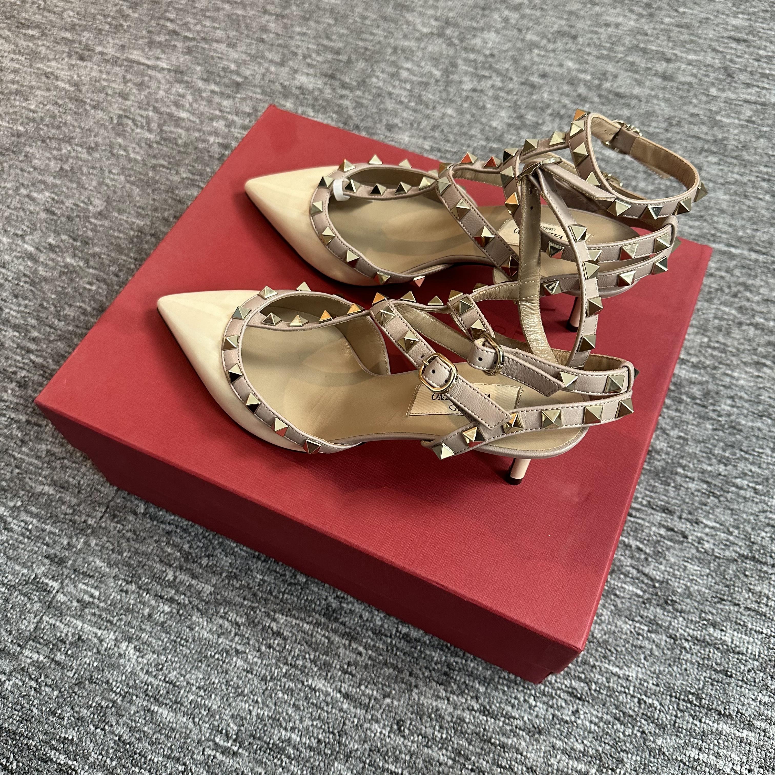 全新未使用 Valentino/华伦天奴 漆皮6.5三环白色铆钉细跟 高跟鞋