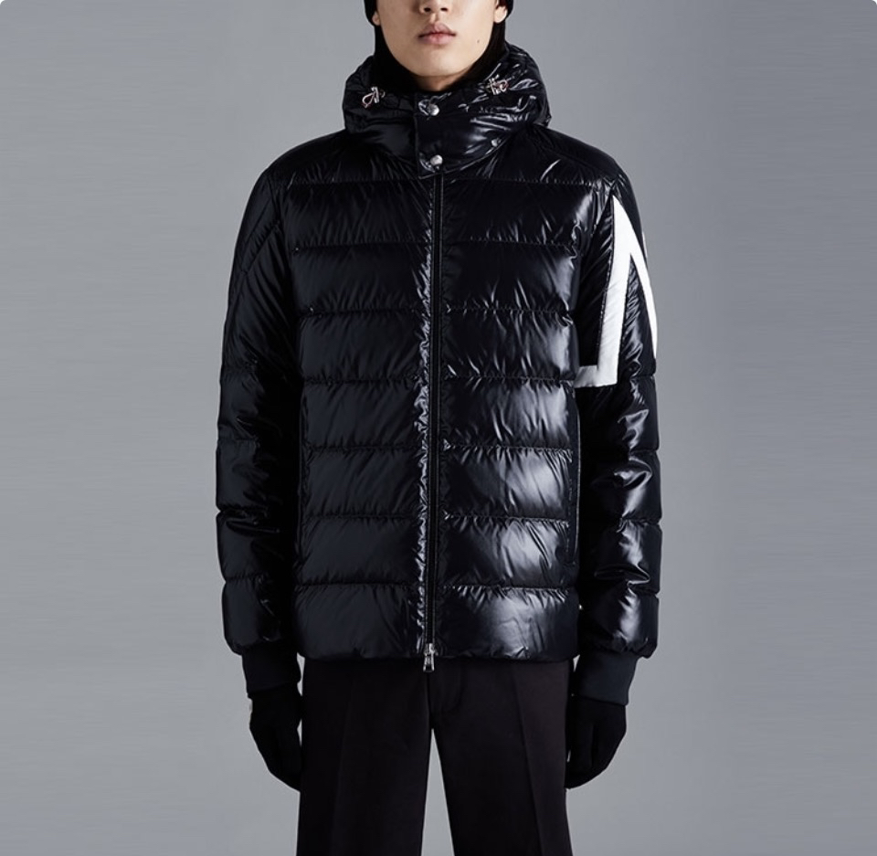 全新未使用 MONCLER 蒙口滑雪季Corydale连帽标志羽绒服 王一博同