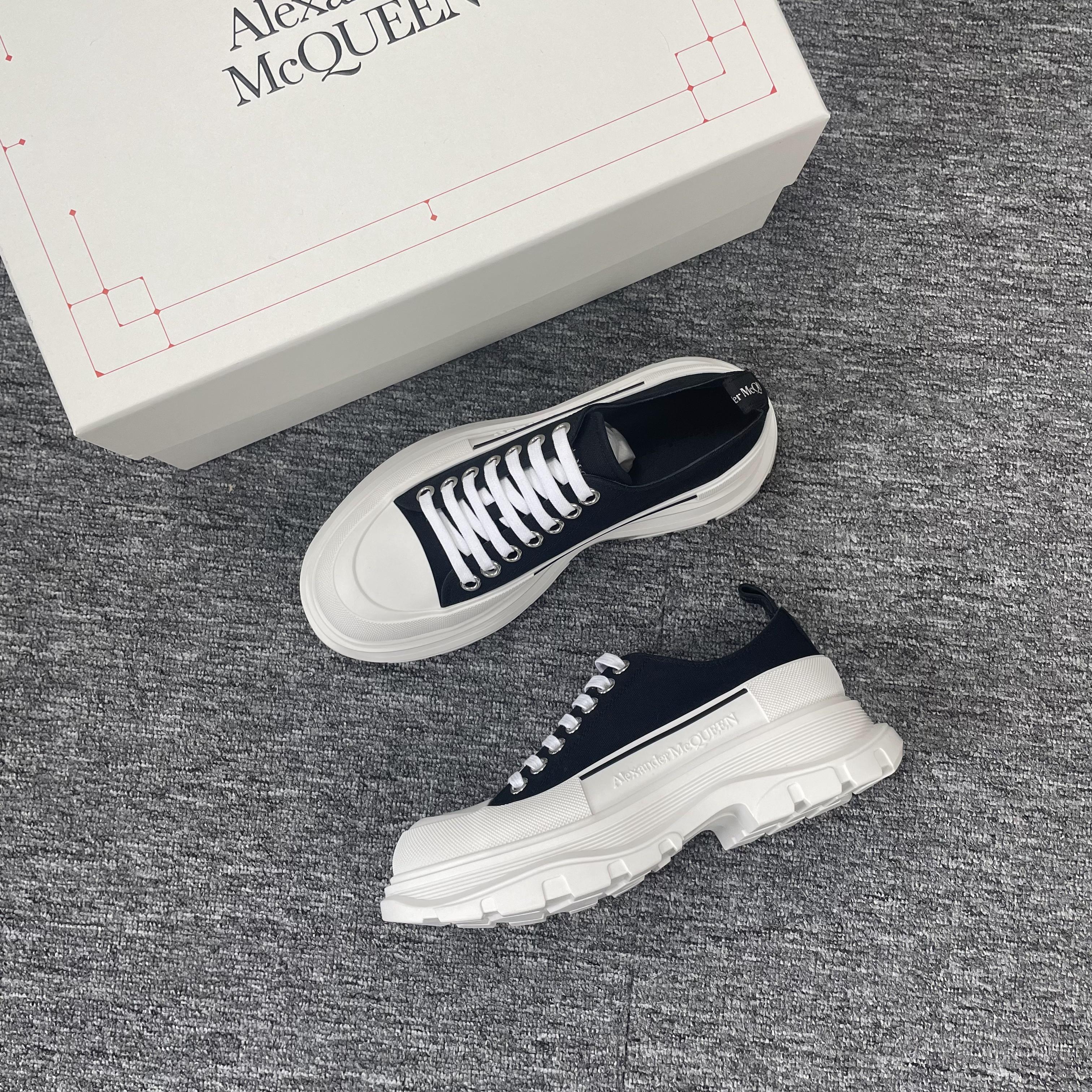 全新未使用 Alexander McQueen/亚历山大·麦昆 厚底鞋马丁靴 黑白
