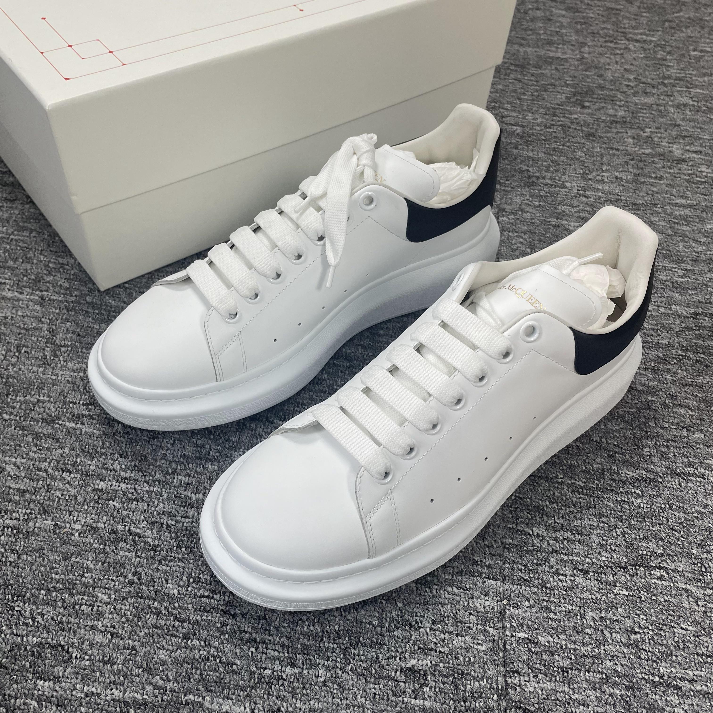 未使用 Alexander McQueen/亚历山大·麦昆 经典款黑尾小白鞋 