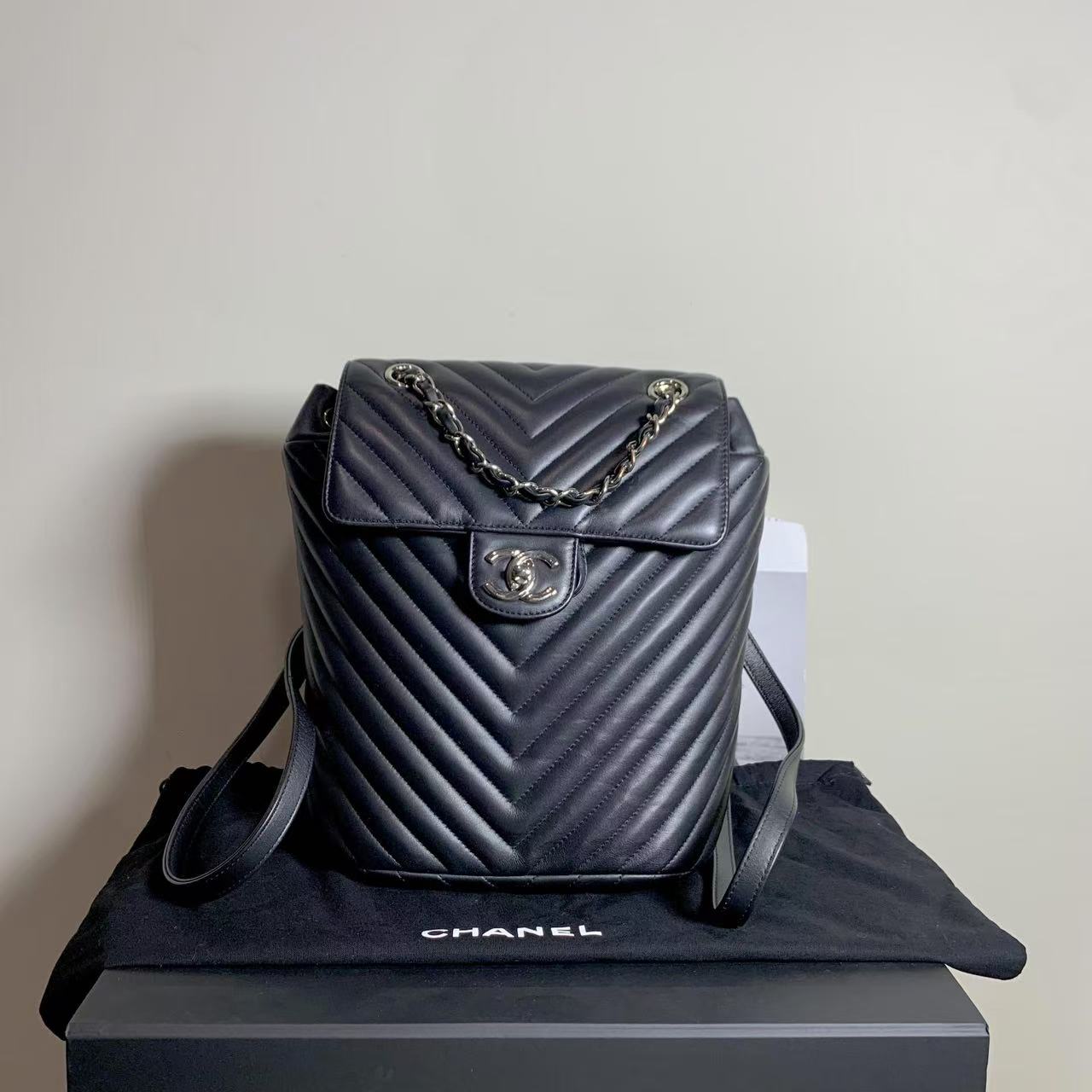 95新 Chanel/香奈儿 壹臻/22开 黑银v纹萨尔茨堡双肩包/58432277