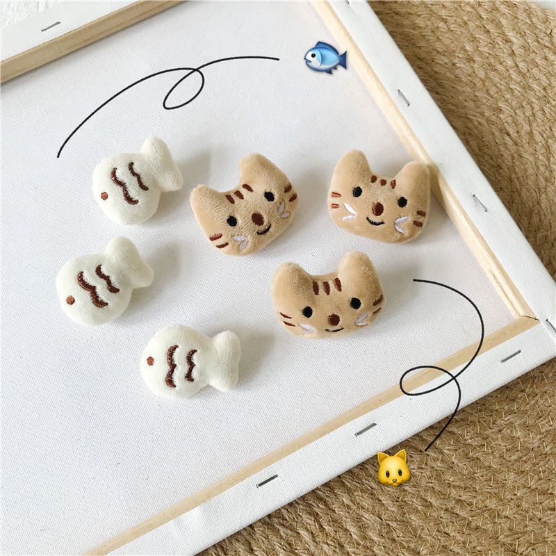 日韩系简约小猫小鱼毛绒胸针学院ins风可爱别针服配围巾书包挂件