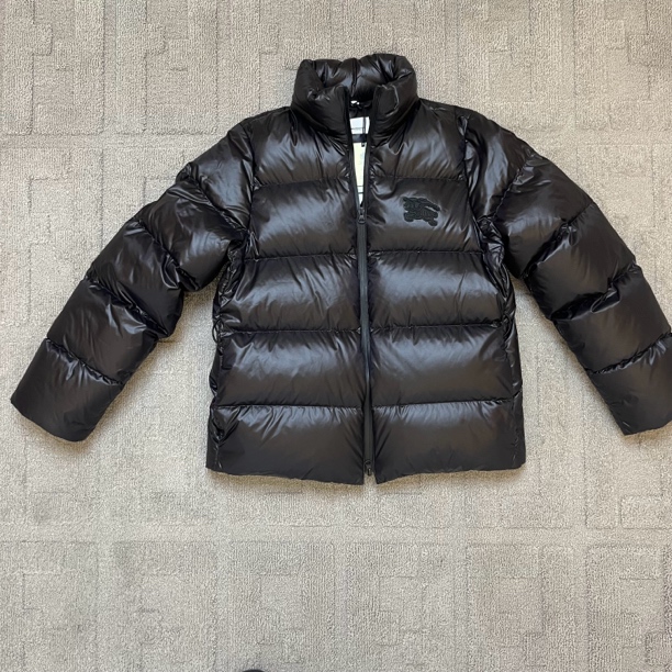 Burberry博柏利/黑色厚款短款羽绒服/全新带吊/S/0323