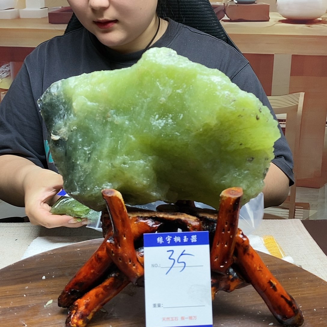 蛇纹石玉原石未镶嵌