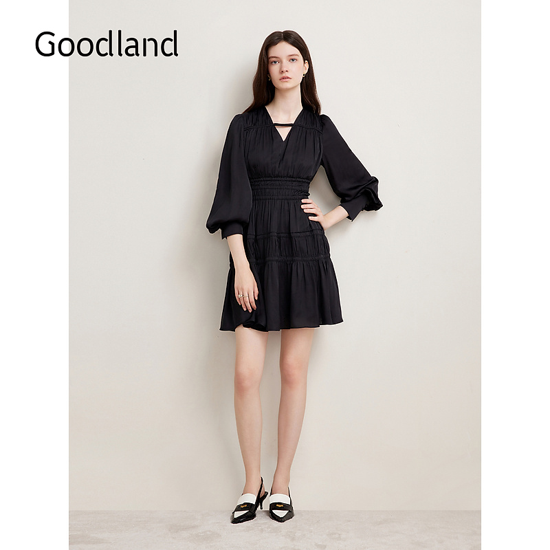 Goodland美地女装春季收腰小黑裙琉璃缎面V字领连衣裙