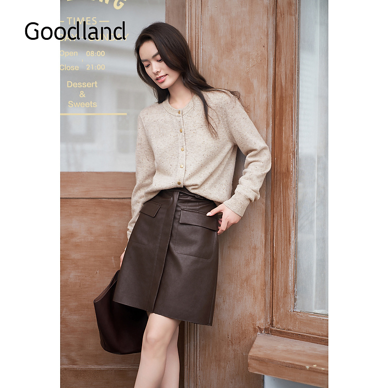 Goodland美地2025春季新款PU皮裙A字不对称扣半身裙