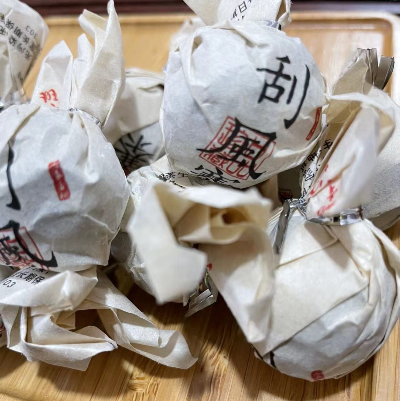 《见面礼》2018年8克刮风寨茶王地古树龙珠头春（10个装） 生茶