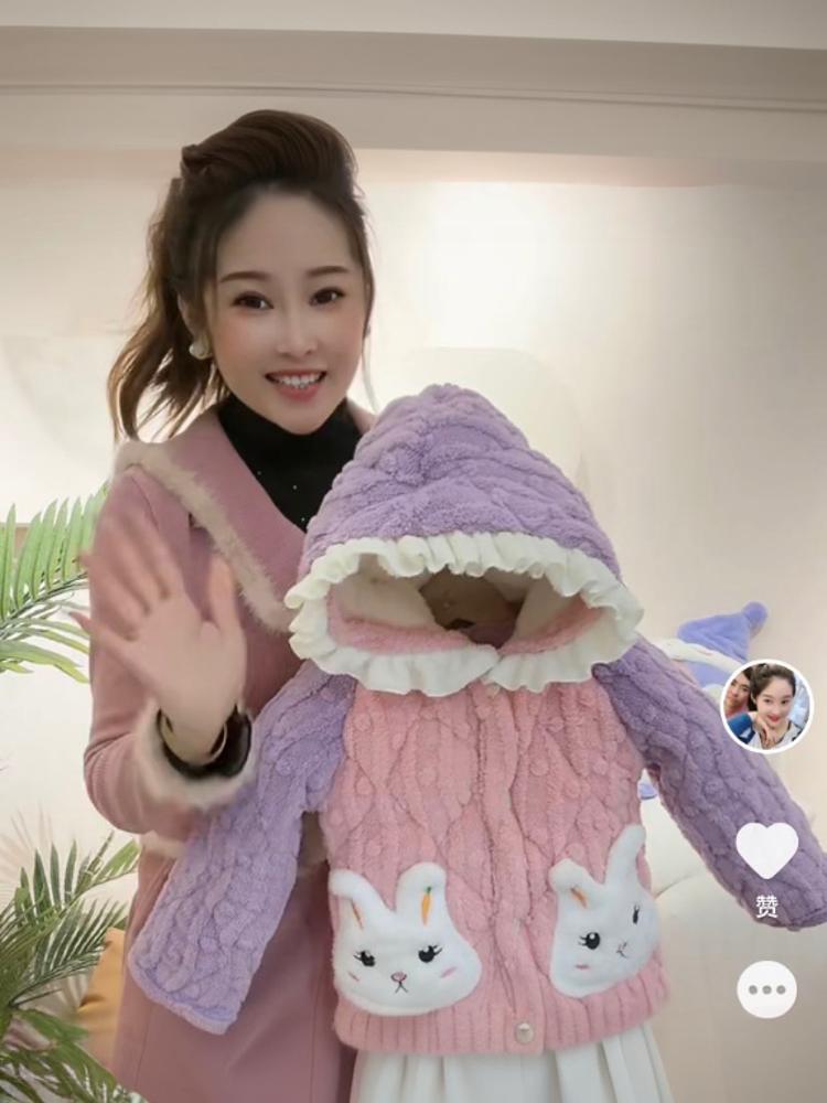 5261  女童斗篷帽子小兔萝卜口袋三层加棉加厚家居服套装