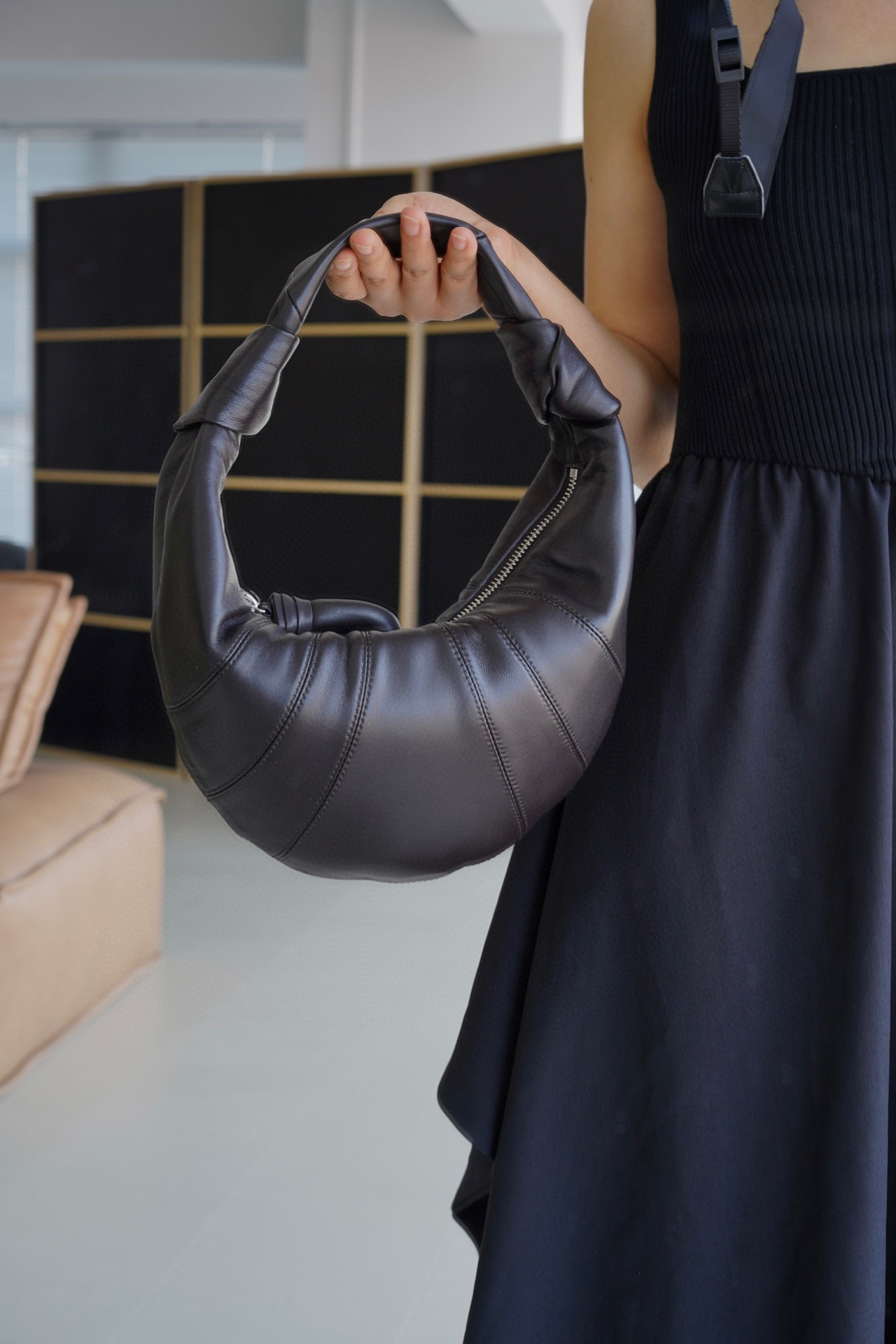 手提小包女士小众休闲牛角包简约通勤淑女时尚百搭女士黑色