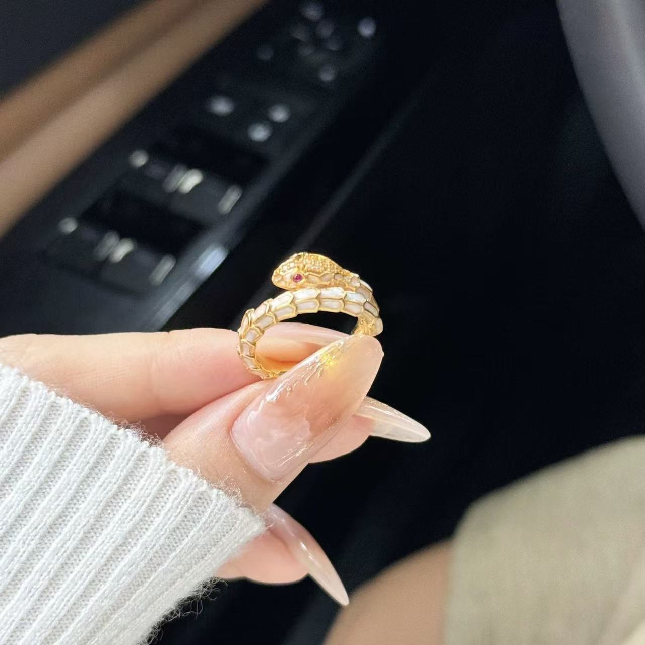 合金戒指 精品珐琅彩白蛇戒指轻奢款气质时尚中古可调节