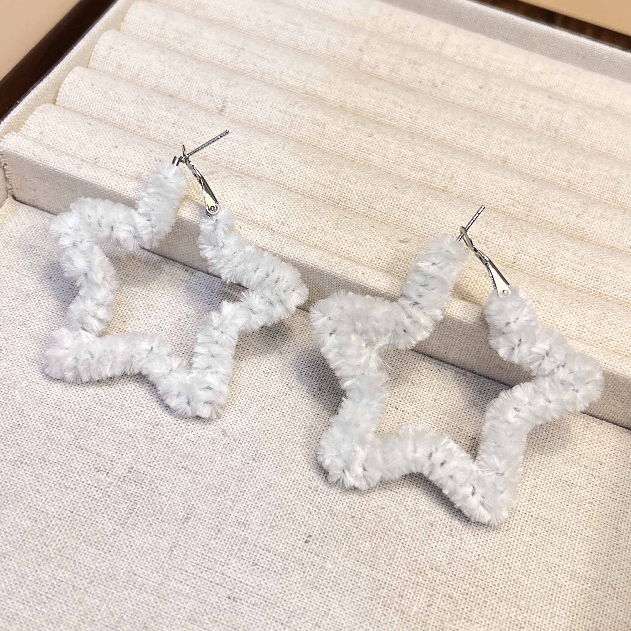 铜合金耳饰 A504少女个性经典毛绒可爱简约百搭气质白色耳环