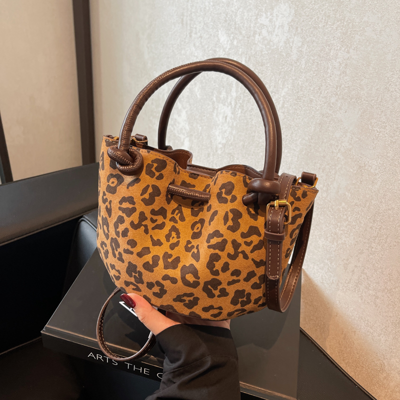 秋冬季复古小众豹纹包包2024新款百搭斜挎包手提包气质小方包流行