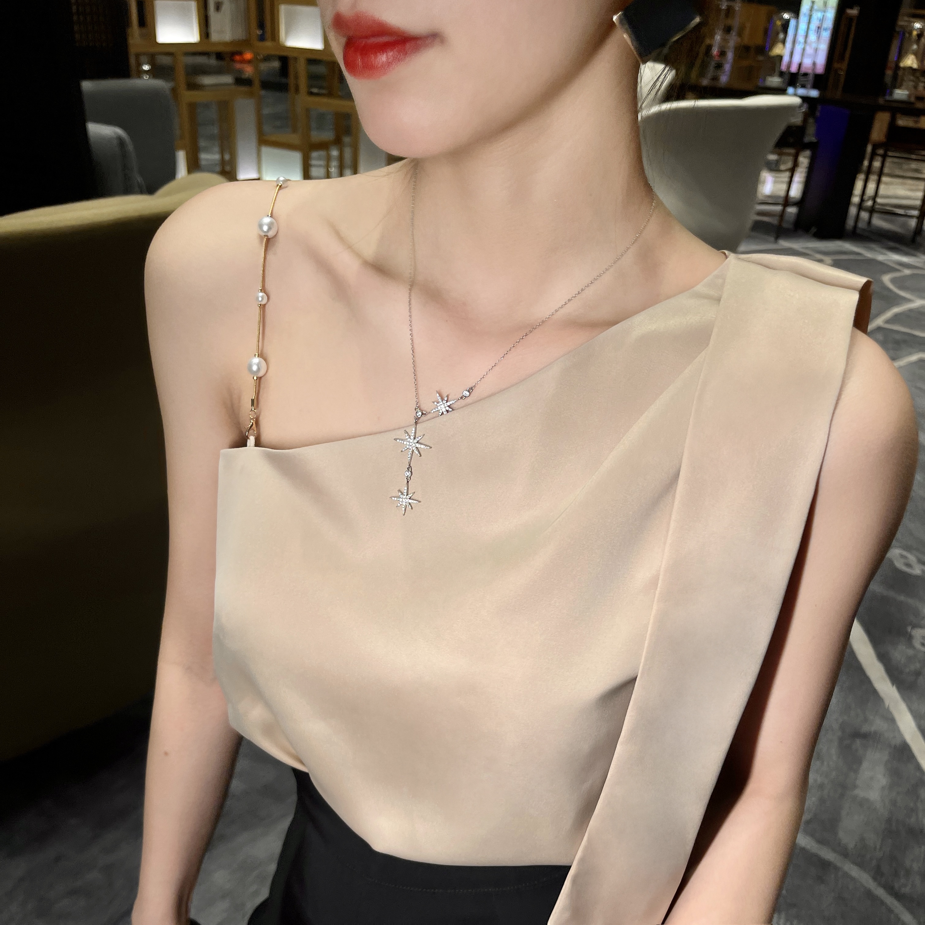 MM法式斜肩无袖上衣女夏季丝滑露肩时尚T恤百搭上衣【送肩链】