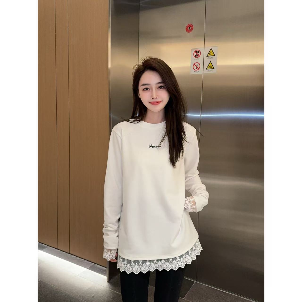 花边字母打底 小允姐姐2024新款时尚气质高级花边字母打底上衣