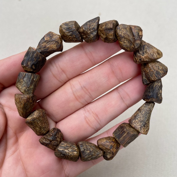 棋楠沉香树丁料九五沉保14+克沉香手串